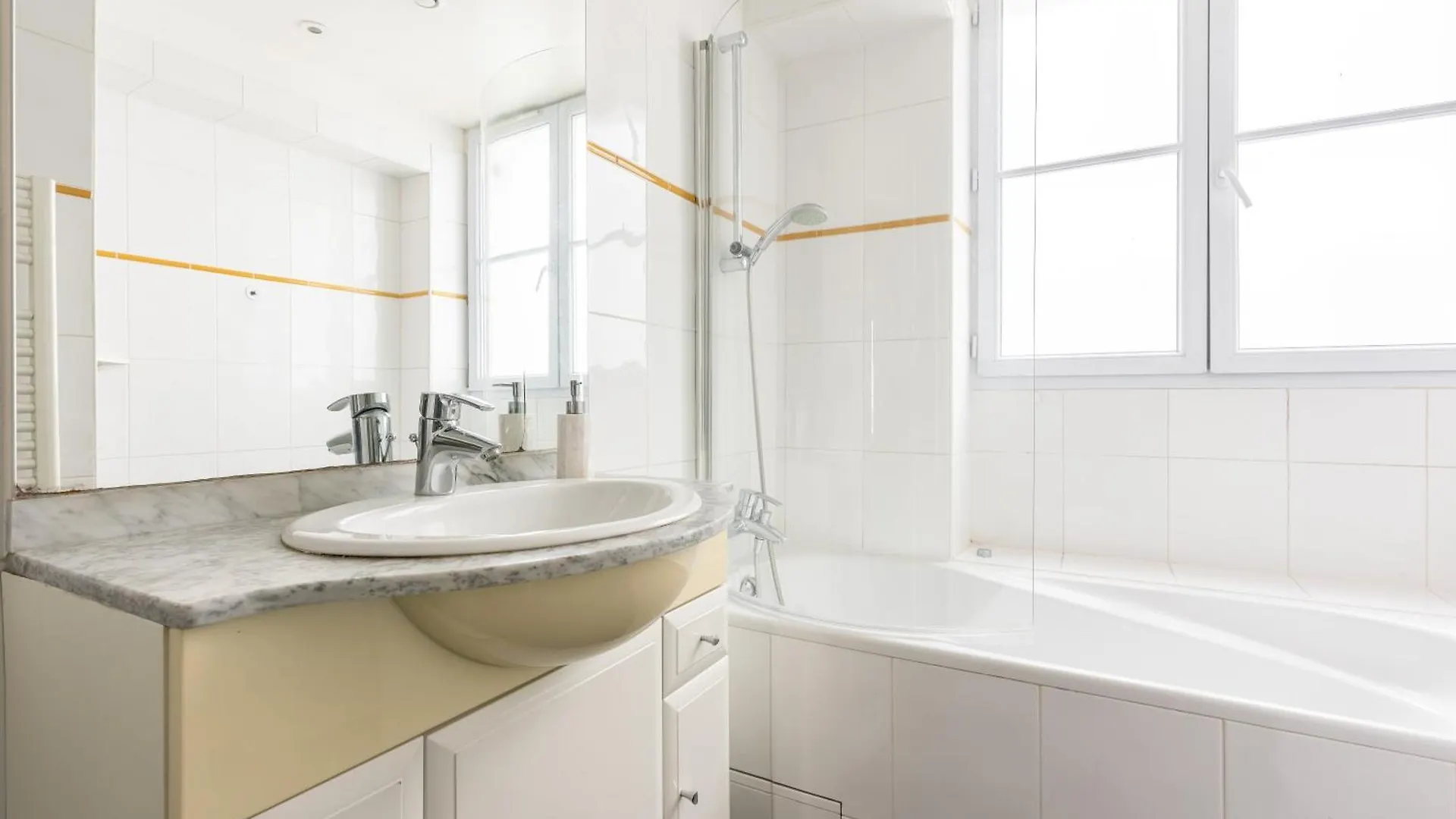 Elegant Appartement 2Br - Proche Tour Eiffel Paris 0*,  Frankrig